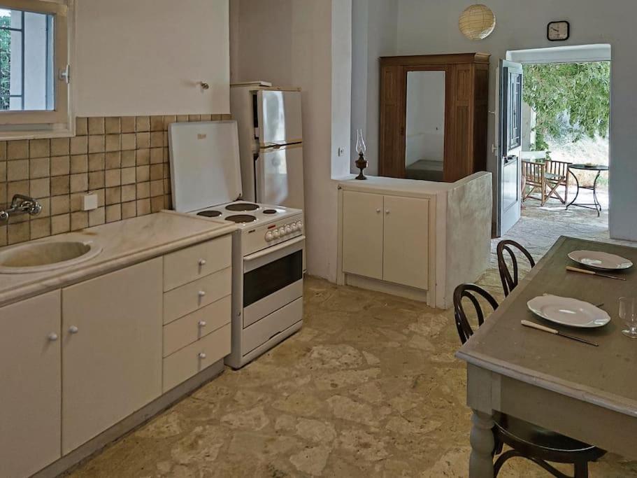 Στούντιο Σε Πέτρινο Σπίτι, Κοντά Σε Παραλία Apartment Кипарисия Екстериор снимка